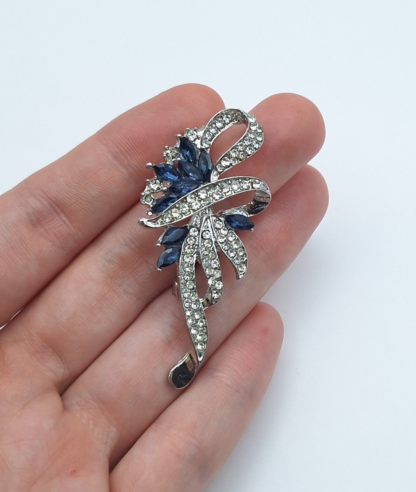 Brooch Pin Flower / Ribbon Rhinestone