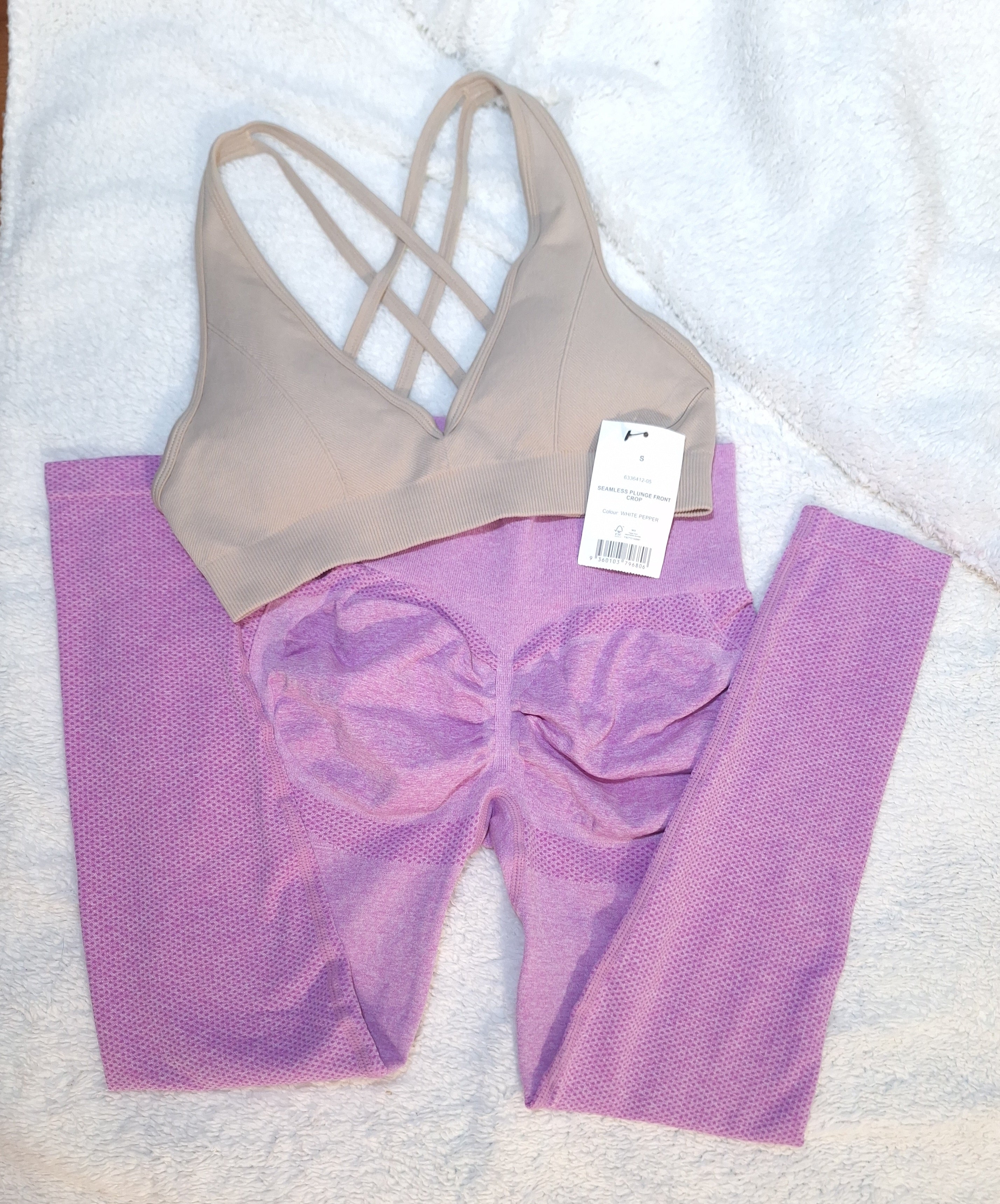 Gym Set: Seamless Plunge Front Crop, Wide Band Scrunch Bum Leggings
