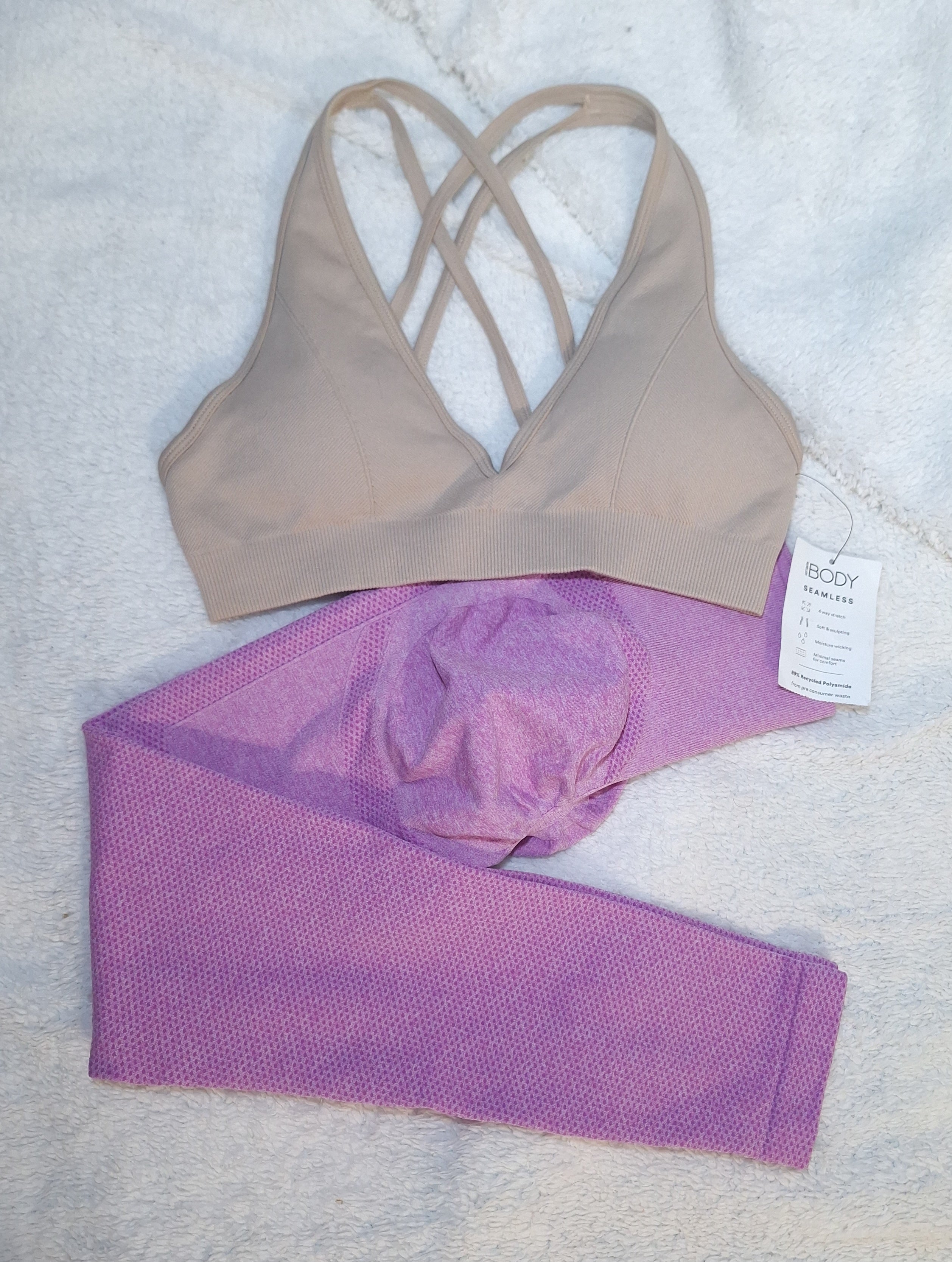 Gym Set: Seamless Plunge Front Crop, Wide Band Scrunch Bum Leggings