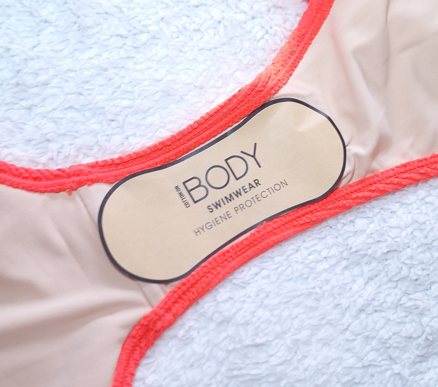 Katoen-op-skuif-driehoek-bikini-top, vaste das-kant Cheeky bikini-onderkant kleur: lewendige oranje kreukel
