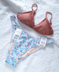 Cotton On Micro Slider Triangle Bikini Top Kleur: Rose Dust Shimmer, Verfynde High Side Brasiliaanse Bikini Onderkant Kleur: Floral Fraise