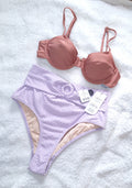 Katoen-op-balkon-bra-bikini-topkleur: roosstofglans, gordel seunkort bikini onderkant kleur: violet terryvlek