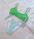 Katoen-op-skepnek Crop-bikini-topkleur: boompaddagroen, vaste daskant Cheeky bikinibodemkleur: Georgette blommegroen