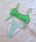 Katoen-op-skepnek Crop-bikini-topkleur: boompaddagroen, vaste daskant Cheeky bikinibodemkleur: Georgette blommegroen
