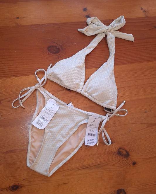 Cotton On High Apex Slider Triangle Bikini Top, Vaste das Kant Cheeky Bikini Bottom Kleur: Goue Rib Metaal