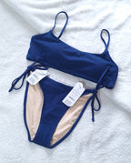 Katoen op reguit nek geknipte bikini-top, vaste das-kant Cheeky bikini-onderkant Kleur: diepblou metallic kreukel