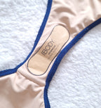 Katoen op reguit nek geknipte bikini-top, vaste das-kant Cheeky bikini-onderkant Kleur: diepblou metallic kreukel