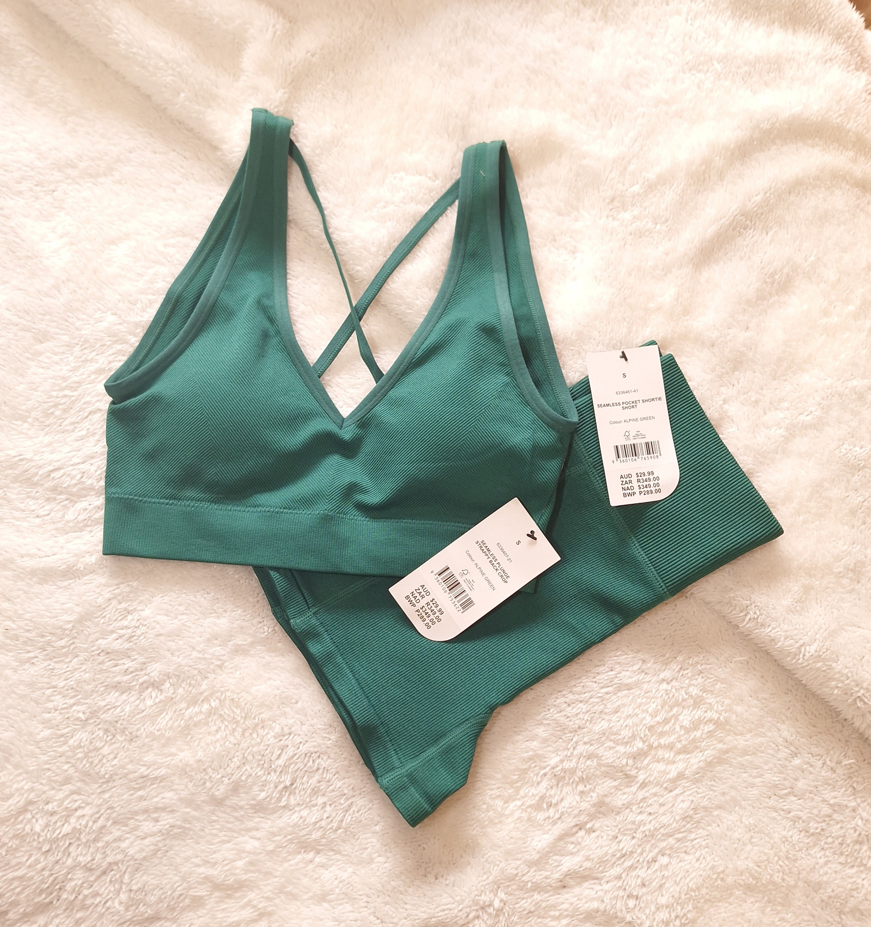 Cotton On Seamless Plunge Strappy Back Crop, Seamless Pocket Shortie Short Colour: Alpine Green