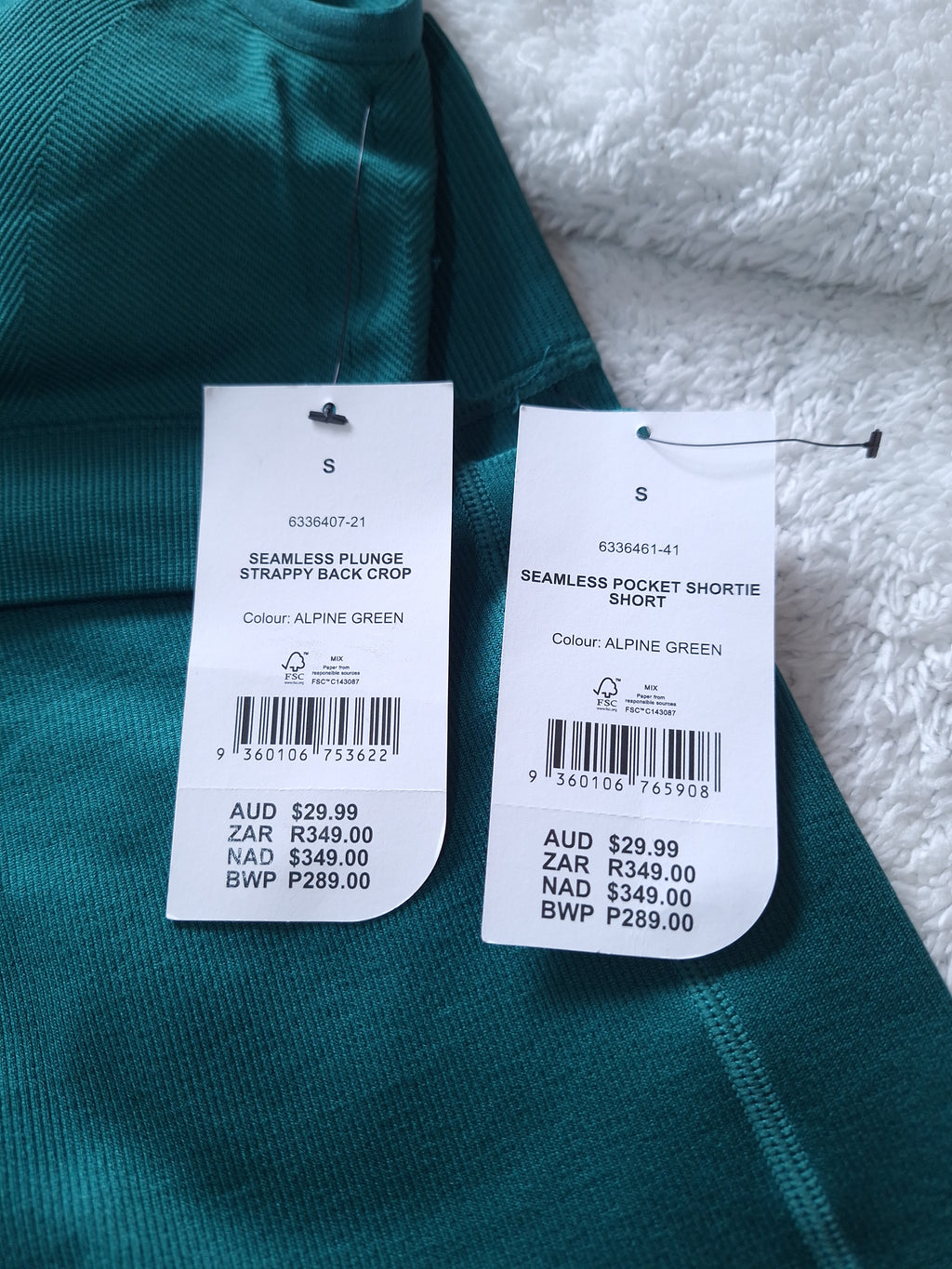 Cotton On Seamless Plunge Strappy Back Crop, Seamless Pocket Shortie Short Colour: Alpine Green