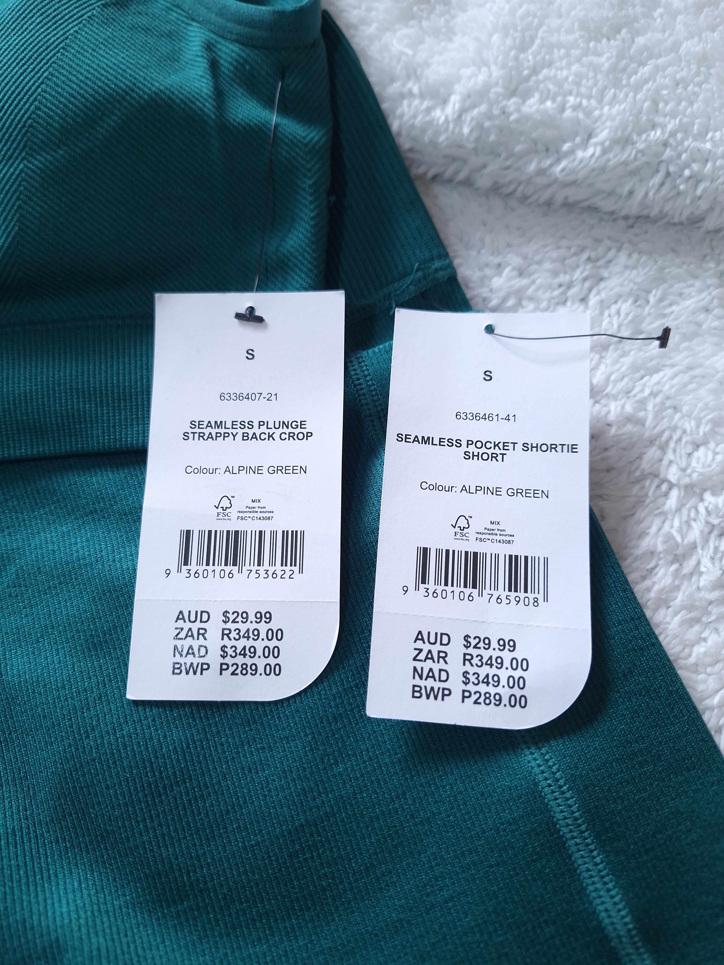 Cotton On Seamless Plunge Strappy Back Crop, Seamless Pocket Shortie Short Colour: Alpine Green
