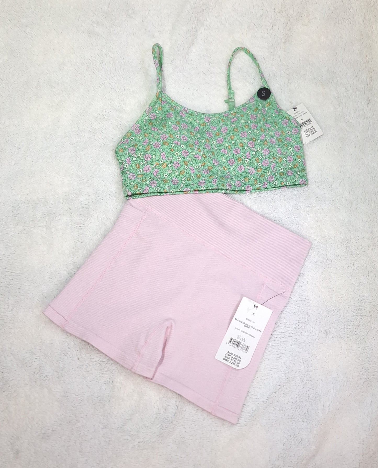 Cotton On Lifestyle Joga Crop Kleur: Bobby Floral Greens, Naatlose Pocket Shortie Kort Kleur: Cherry Dream