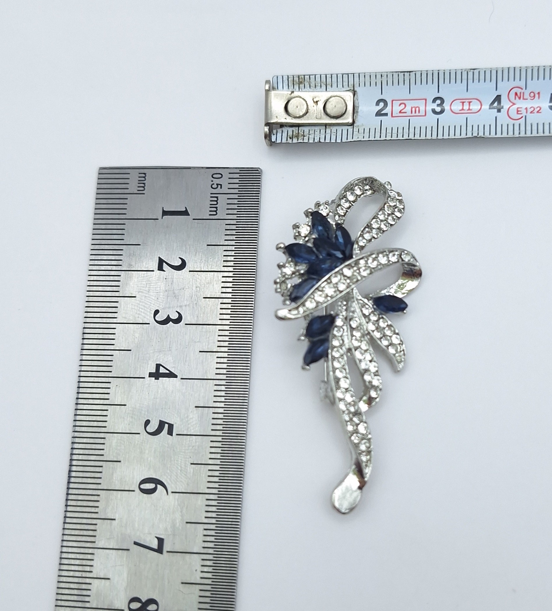 Brooch Pin Flower / Ribbon Rhinestone